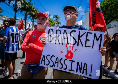 Maceio, Brasilien. Dezember 2023. Anwohner protestieren gegen die Firma Braskem und fordern eine Entschädigung. Die örtlichen Katastrophenschutzbehörden erklärten den Alarmzustand wegen der Gefahr eines Einsturzes des Salzbergwerks Nr. 18. Vermerk: PEI Fon/dpa/Alamy Live News Stockfoto