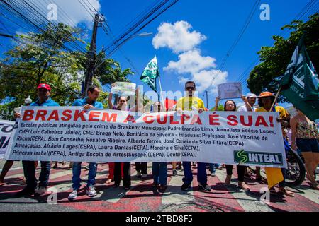 Maceio, Brasilien. Dezember 2023. „Braskem, das ist deine Schuld“, liest das Banner der Demonstranten während eines Protests gegen das Unternehmen und den Schaden, den es verursacht hat. Die örtlichen Katastrophenschutzbehörden erklärten den Alarmzustand wegen der Gefahr eines Einsturzes des Salzbergwerks Nr. 18. Vermerk: PEI Fon/dpa/Alamy Live News Stockfoto