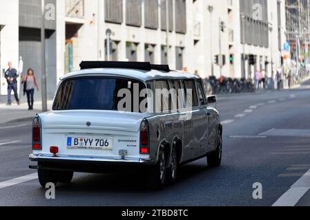 Hochzeitsauto, Trabi Stretch Limousine im Zentrum von Berlin, Berlin, Deutschland Stockfoto