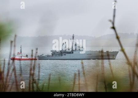 Die HMS Enterprise fährt zum letzten Mal aus Falmouth, bevor sie in Portsmouth stillgelegt wird. Stockfoto