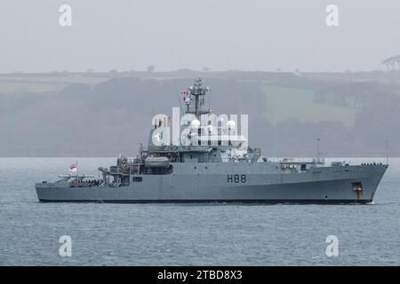 Die HMS Enterprise fährt zum letzten Mal aus Falmouth, bevor sie in Portsmouth stillgelegt wird. Stockfoto