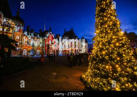 Waddesdon Manor Buckinghamshire, Großbritannien. Dezember 2023. Eine brandneue Lichtprojektion auf der Fassade des Herrenhauses, inspiriert von drei klassischen Geschichten. Alice im Wunderland, Snow Queen's Kingdom und Peter Pan in Neverland. Bis 1. Januar 2024 Credit: Paul Quezada-Neiman/Alamy Live News Stockfoto