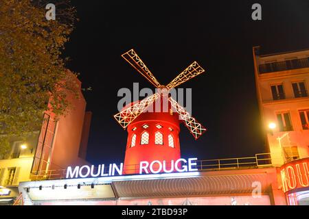 Varieté Theater Moulin Rouge bei Nacht, Montmartre, Paris, Frankreich Stockfoto