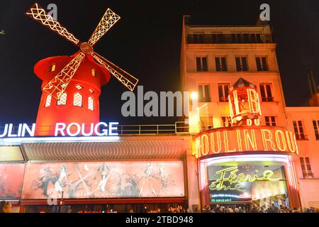 Varieté Theater Moulin Rouge bei Nacht, Montmartre, Paris, Frankreich Stockfoto