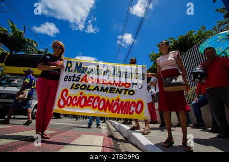 Maceio, Brasilien. Dezember 2023. Menschen protestieren gegen die Firma Braskem und fordern Entschädigung für die Schäden, die durch eine der Salzminen des Unternehmens verursacht wurden. Die örtlichen Katastrophenschutzbehörden erklärten den Alarmzustand wegen der Gefahr eines Einsturzes des Salzbergwerks Nr. 18. Vermerk: PEI Fon/dpa/Alamy Live News Stockfoto