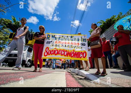 Maceio, Brasilien. Dezember 2023. Menschen protestieren gegen die Firma Braskem und fordern Entschädigung für die Schäden, die durch eine der Salzminen des Unternehmens verursacht wurden. Die örtlichen Katastrophenschutzbehörden erklärten den Alarmzustand wegen der Gefahr eines Einsturzes des Salzbergwerks Nr. 18. Vermerk: PEI Fon/dpa/Alamy Live News Stockfoto