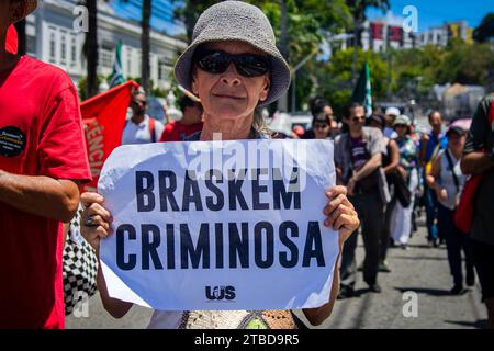 Maceio, Brasilien. Dezember 2023. Menschen protestieren gegen die Firma Braskem und fordern Entschädigung für die Schäden, die durch eine der Salzminen des Unternehmens verursacht wurden. Die örtlichen Katastrophenschutzbehörden erklärten den Alarmzustand wegen der Gefahr eines Einsturzes des Salzbergwerks Nr. 18. Vermerk: PEI Fon/dpa/Alamy Live News Stockfoto