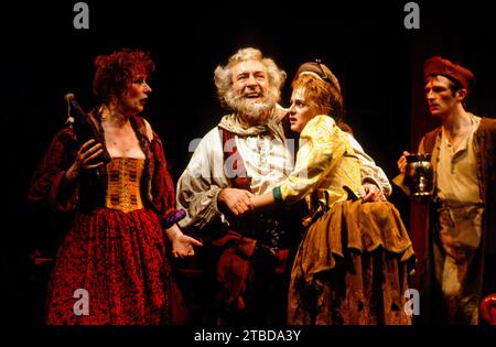 Eastcheap, The Boar's Head Tavern - von links: Linda Bassett (Mistress schnell), Robert Stephens (Sir John Falstaff), Joanne Pearce (Doll Tearsheet) in HENRY IV Teil 2 von Shakespeare bei der Royal Shakespeare Company (RSC), Royal Shakespeare Theatre, Stratford-upon-Avon, England 30/05/1991 Musik: Edward Gregson Set Design: Bob Crowley Kostüme: Deirdre Clancy Beleuchtung: Alan Burrett Fights: Malcolm Ranson Regie: Adrian Noble Stockfoto
