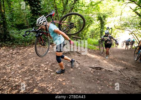 WA24599-00....WASHINGTON - Senior Woman, 60+, Cyclocross-Rennen in Lakewood. Der Fahrer ist im Vorfeld Vicky Spring MR#S1. Stockfoto