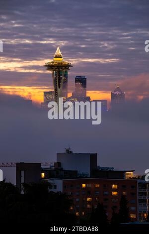 WA24636-00....WASHINGTON - Seattle Space Needle und City Skyline ab Kerry Park bei Sonnenaufgang an einem nebeligen Morgen. Stockfoto
