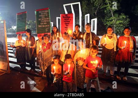 Dhaka, Wari, Bangladesch. Dezember 2023. Sozialaktivisten halten Kerzen, als sie gegen die Tötung von Frauen und Kindern in Gaza durch israelische Angriffe am 6. Dezember 2023 in Dhaka, Bangladesch, protestieren. (Kreditbild: © Habibur Rahman/ZUMA Press Wire) NUR REDAKTIONELLE VERWENDUNG! Nicht für kommerzielle ZWECKE! Quelle: ZUMA Press, Inc./Alamy Live News Stockfoto