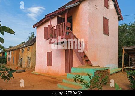 Traditionelle madagassische zweistöckige Häuser in der Straße des ländlichen Dorfes im Ambositra-Bezirk, Region Amoron'i Mania, Zentralmadagaskar, Afrika Stockfoto