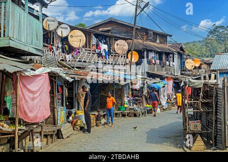 Straße mit Geschäften und Holzhäusern in der Stadt Andasibe Gara, Moramanga Bezirk, Alaotra-Mangoro Region, Ost-Madagaskar, Afrika Stockfoto