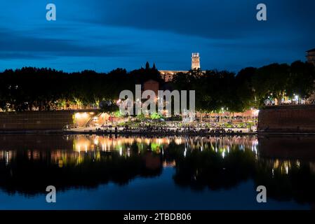 vues de nuit du quai de la daurade très animé, du pont-neuf, de l'Hotel dieu saint-jacques par une belle et chaude soirée printanière Stockfoto