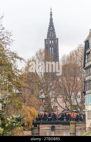 Die große Kathedrale notre-Dame aus Little France in Straßburg zur Weihnachtszeit. Bas-Rhin, Elsass, Grand Est, Frankreich, Europa. Stockfoto