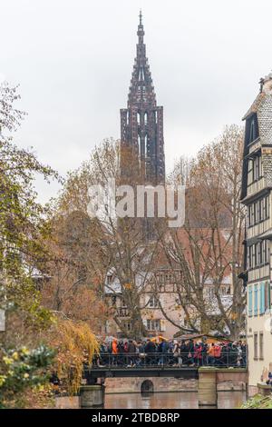 Die große Kathedrale notre-Dame aus Little France in Straßburg zur Weihnachtszeit. Bas-Rhin, Elsass, Grand Est, Frankreich, Europa. Stockfoto