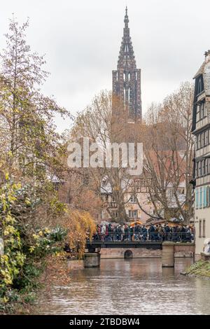 Die große Kathedrale notre-Dame aus Little France in Straßburg zur Weihnachtszeit. Bas-Rhin, Elsass, Grand Est, Frankreich, Europa. Stockfoto