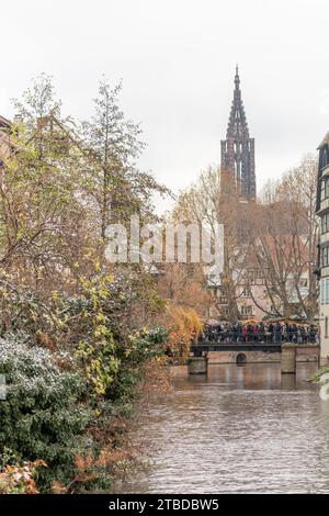 Die große Kathedrale notre-Dame aus Little France in Straßburg zur Weihnachtszeit. Bas-Rhin, Elsass, Grand Est, Frankreich, Europa. Stockfoto