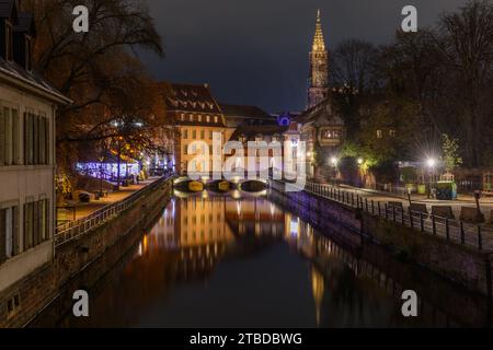 La Petite France zur Weihnachtszeit, ein malerisches Viertel im historischen Zentrum von Straßburg. Gelistet als UNESCO-Weltkulturerbe. Bas-Rhin, Als Stockfoto