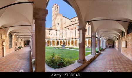 VICENZA, ITALIEN - 5. NOVEMBER 2023: Das Atrium der Kirche Chiesa di San Lorenzo. Stockfoto