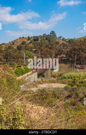 Vom Park zur Playa Fußgängerbrücke, die Baldwin Hills Scenic Overlook und Kenneth Hahn State Park verbindet. Foto aus einem Winter, teilweise bewölkt d Stockfoto