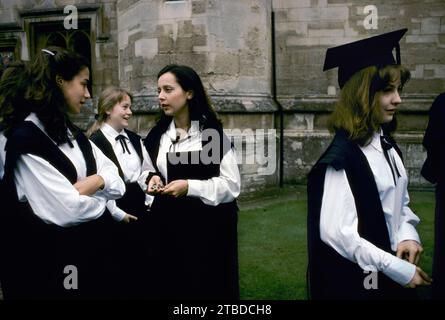 Freshers Week 1990s UK. Student der Universität Oxford, Magdalen College, bereitet sich auf ein formelles matriculantís-Foto vor. Oxford, Oxfordshire, England, Vereinigtes Königreich September 1995 HOMER SYKES Stockfoto