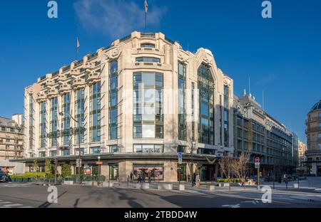 Paris, Frankreich - 12 06 2023: Kaufhaus La Samaritaine. Außenansicht der Fassade vom Pont Neuf Stockfoto