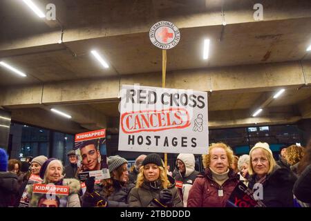 London, Großbritannien. Dezember 2023. Pro-israelische Demonstranten versammelten sich vor den Büros des britischen Roten Kreuzes und forderten die Organisation auf, israelische Geiseln zu unterstützen, die von der Hamas in Gaza festgehalten werden. Quelle: Vuk Valcic/Alamy Live News Stockfoto