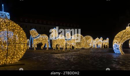 Goldene Pferdefiguren, beleuchtete Kugel, Domplatz, Welt der Lichter, Magdeburg, die umfangreichste Weihnachts- und Winterbeleuchtung in Central Stockfoto