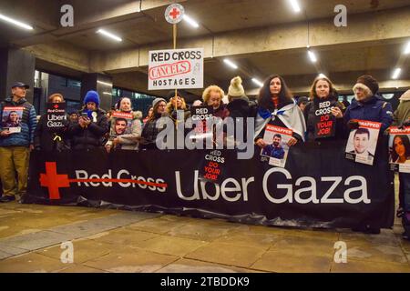 London, Großbritannien. Dezember 2023. Pro-israelische Demonstranten versammelten sich vor den Büros des britischen Roten Kreuzes und forderten die Organisation auf, israelische Geiseln zu unterstützen, die von der Hamas in Gaza festgehalten werden. Quelle: Vuk Valcic/Alamy Live News Stockfoto