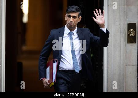 London, Großbritannien. Dezember 2023. Premierminister Rishi Sunak verlässt die Downing Street 10, um die Fragen des Premierministers an das Parlament in London zu richten. Quelle: SOPA Images Limited/Alamy Live News Stockfoto