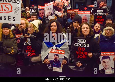 London, Großbritannien. Dezember 2023. Pro-israelische Demonstranten versammelten sich vor den Büros des britischen Roten Kreuzes und forderten die Organisation auf, israelische Geiseln zu unterstützen, die von der Hamas in Gaza festgehalten werden. Quelle: Vuk Valcic/Alamy Live News Stockfoto