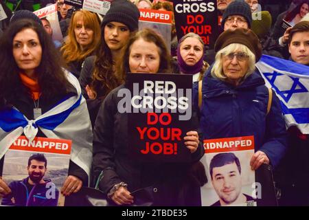 London, Großbritannien. Dezember 2023. Pro-israelische Demonstranten versammelten sich vor den Büros des britischen Roten Kreuzes und forderten die Organisation auf, israelische Geiseln zu unterstützen, die von der Hamas in Gaza festgehalten werden. Quelle: Vuk Valcic/Alamy Live News Stockfoto