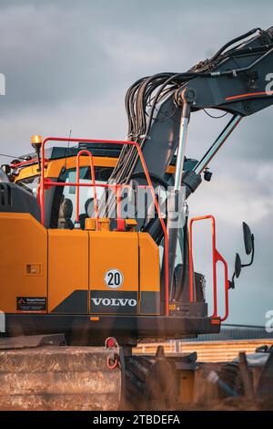 Gelber Volvo-Raupenbagger auf der Baustelle Stockfoto