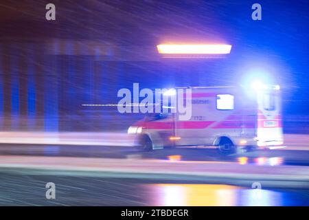 Berlin, Deutschland. Dezember 2023. Ein Krankenwagen fährt über eine Straße. Quelle: Sebastian Gollnow/dpa/Alamy Live News Stockfoto