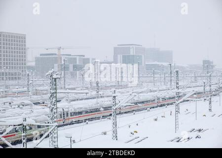 Stationäre Züge nach starkem Schneefall vor dem Hauptbahnhof München Stockfoto