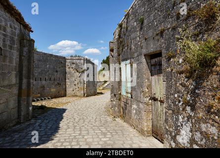 Mauern alter Befestigungsanlagen und ein Kopfsteinpflasterweg auf der Insel Ile-d'Aix, Charente-Maritime, Frankreich Stockfoto