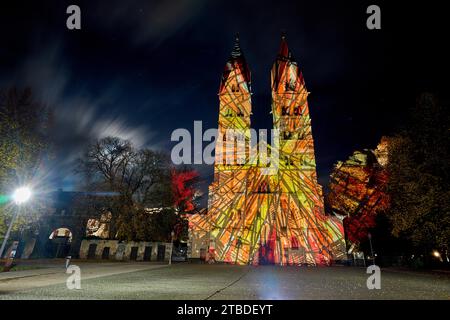 Während der Probe für die audiovisuelle Installation Les Monuments vivants erstrahlt die Basilika St. Castor in Koblenz im Licht Stockfoto