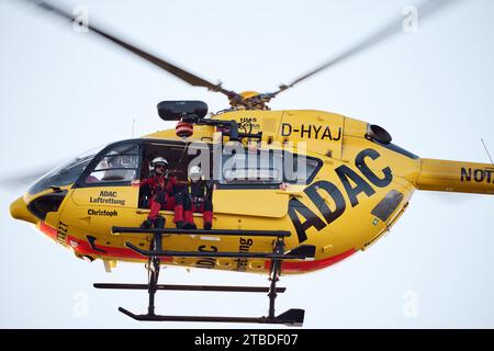 Der ADAC-Luftrettungsdienst trainiert den Einsatz des Rettungshebers mit einem Helikopter Airbus H145, Mainz, Rheinland-Pfalz, Deutschland Stockfoto