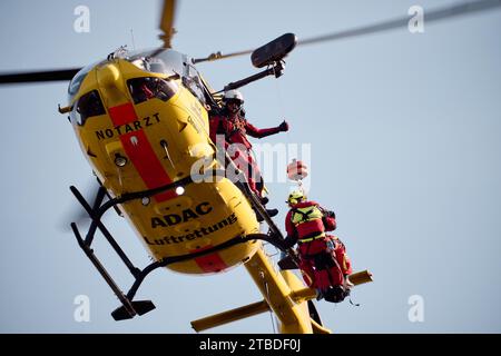 Der ADAC-Luftrettungsdienst trainiert den Einsatz des Rettungshebers mit einem Helikopter Airbus H145, Mainz, Rheinland-Pfalz, Deutschland Stockfoto