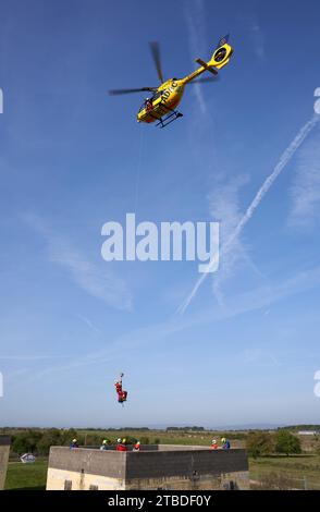 Der ADAC-Luftrettungsdienst trainiert den Einsatz des Rettungshebers mit einem Helikopter Airbus H145, Mainz, Rheinland-Pfalz, Deutschland Stockfoto