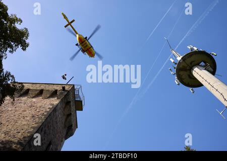 Der ADAC-Luftrettungsdienst trainiert den Einsatz des Rettungshebers mit einem Helikopter Airbus H145, Bingen, Rheinland-Pfalz, Deutschland Stockfoto