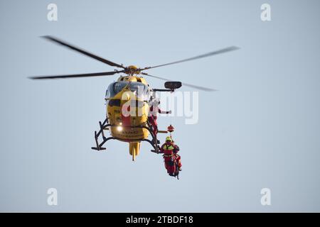 Der ADAC-Luftrettungsdienst trainiert den Einsatz des Rettungshebers mit einem Helikopter Airbus H145, Mainz, Rheinland-Pfalz, Deutschland Stockfoto