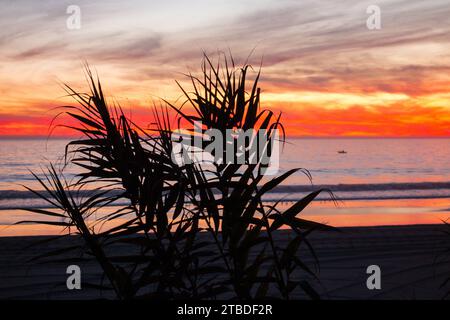 Sonnenuntergang über dem pazifik in Santa Monica, Kalifornien. Vom Marvin Braude Radweg Stockfoto