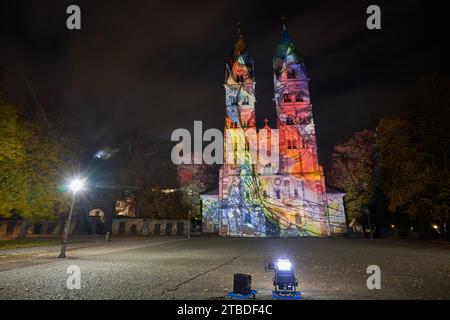 Während der Probe für die audiovisuelle Installation Les Monuments vivants erstrahlt die Basilika St. Castor in Koblenz im Licht Stockfoto