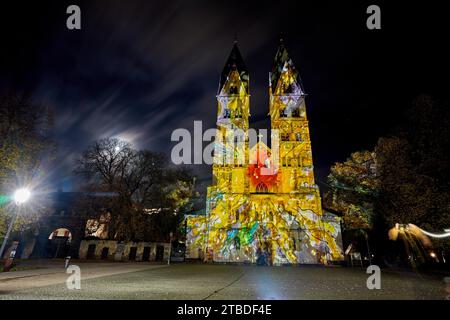 Während der Probe für die audiovisuelle Installation Les Monuments vivants erstrahlt die Basilika St. Castor in Koblenz im Licht Stockfoto