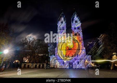 Während der Probe für die audiovisuelle Installation Les Monuments vivants erstrahlt die Basilika St. Castor in Koblenz im Licht Stockfoto