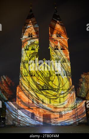 Während der Probe für die audiovisuelle Installation Les Monuments vivants erstrahlt die Basilika St. Castor in Koblenz im Licht Stockfoto