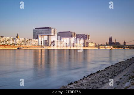 Kranhäuser im Rheinauer Hafen und Kölner Dom auf der anderen Seite des Rheins von den Pollerwiesen in Köln-Deutz, Köln, Nord Stockfoto