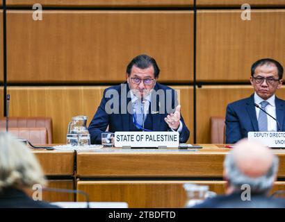 Wien, Österreich. Dezember 2023. SALAH ABDEL SHAFI, Vertreter des palästinensischen Staates bei den Vereinten Nationen Wien, spricht auf einer verzögerten Sitzung in Wien zum Gedenken an den Tag von Palästina, der am 29. November gefallen ist, der mit dem Jahrestag der Annahme der 1978 begonnenen palästinensischen Teilung der UN-Generalversammlung zusammenfällt. In diesem Jahr nahmen 140 Personen an der Veranstaltung Teil, die 52 ständige Missionen und 8 IGOs/UN-Gäste repräsentierten. (Kreditbild: © Bianca Otero/ZUMA Press Wire) NUR REDAKTIONELLE VERWENDUNG! Nicht für kommerzielle ZWECKE! Stockfoto